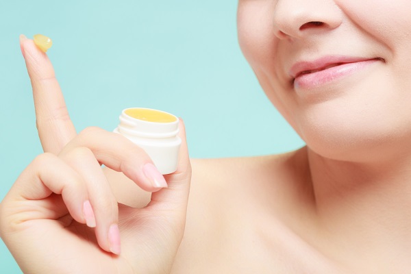 Lip balms should have substances that moisturize and repair the chapped lips.